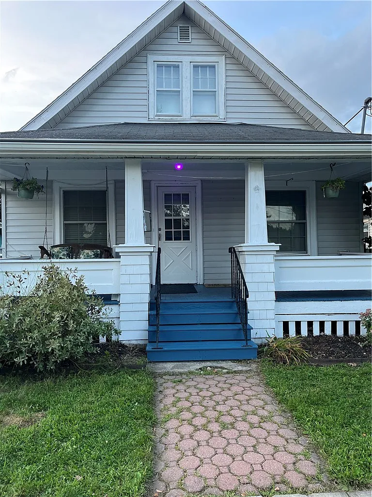2 bed, 1.0 bath, 1248 sqft, $1,585 — Photo 1