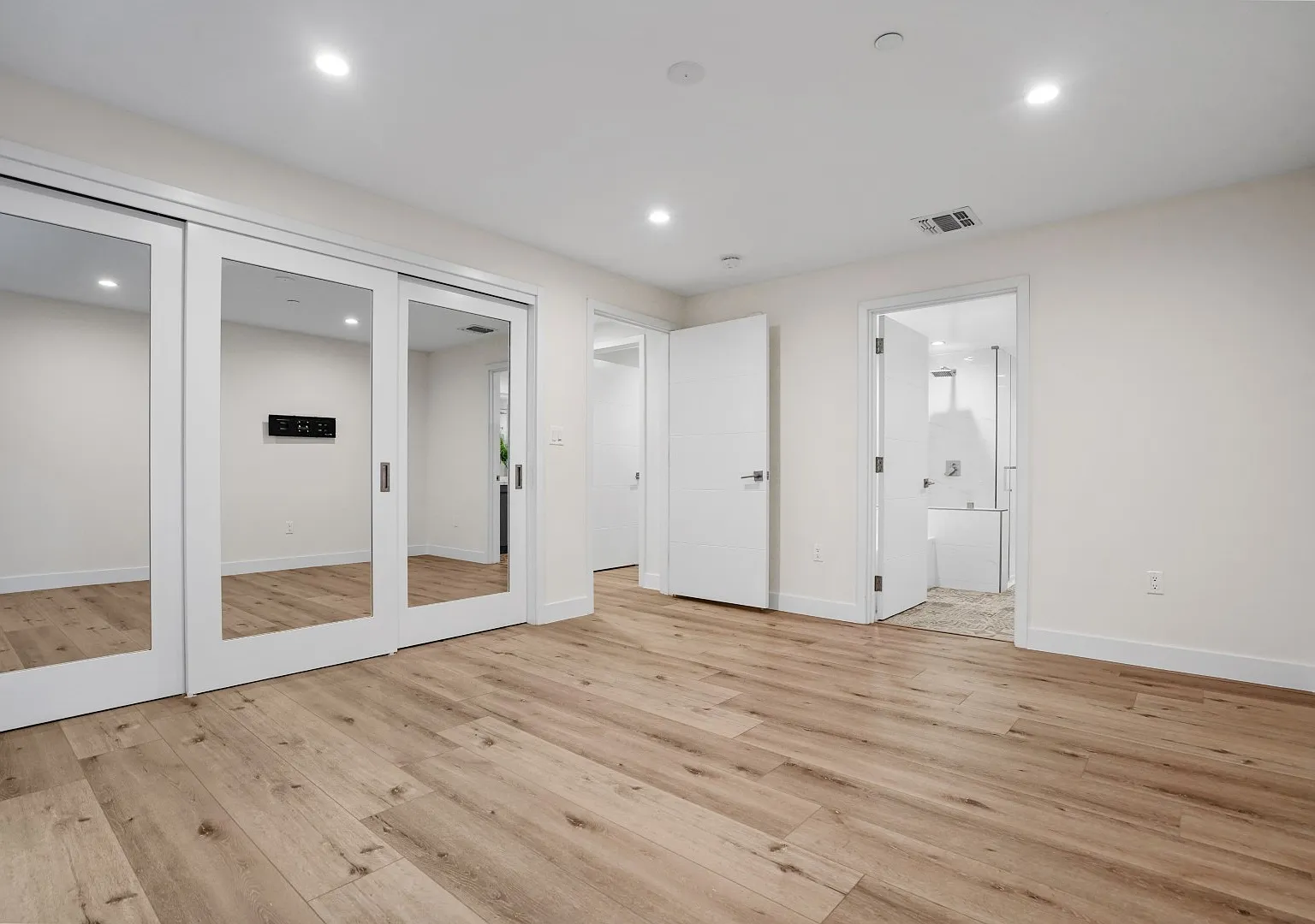 848 S Mariposa Ave — Photo 3