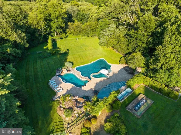 1531 Windstone Dr, Vienna, VA 22182