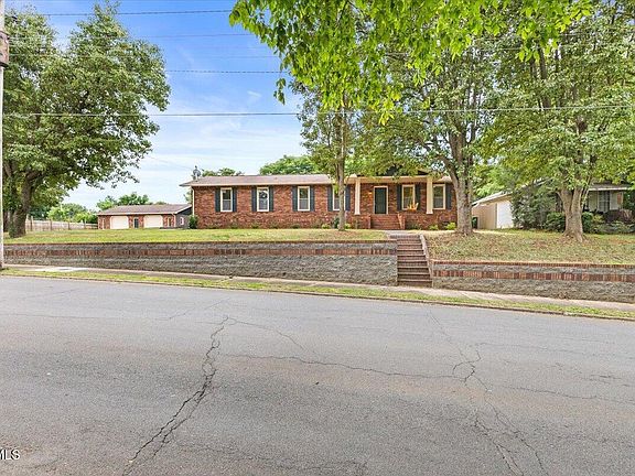 3rd image of 613 Holly Ln