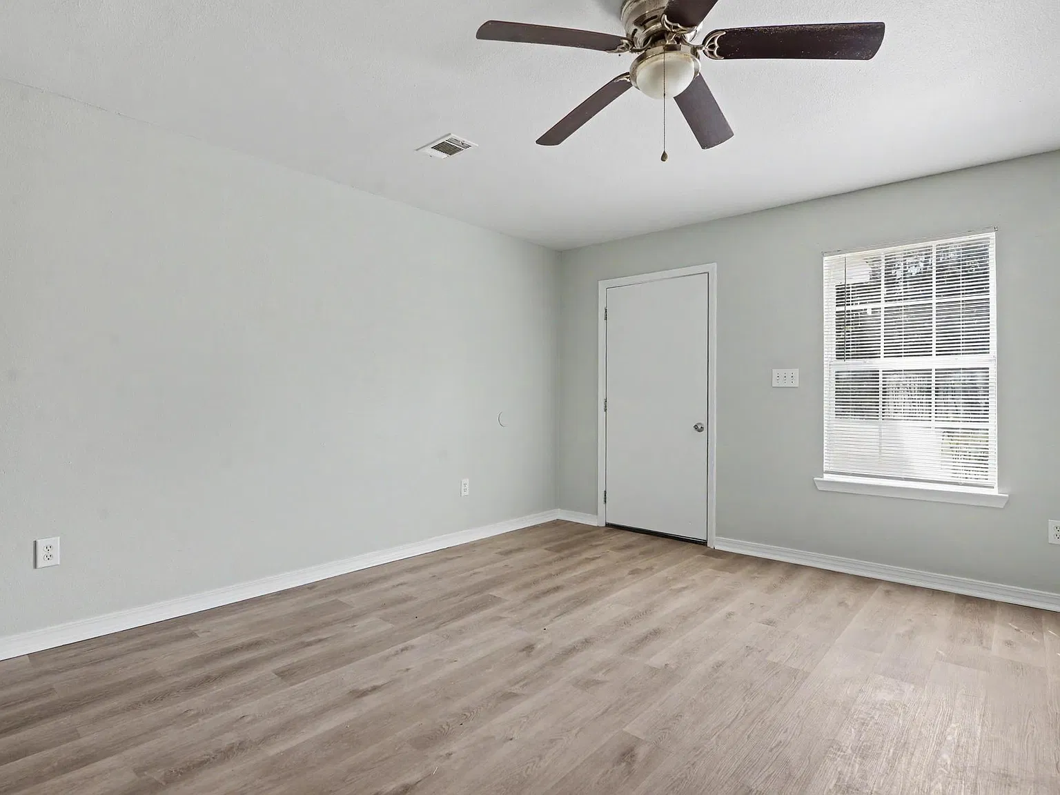 2 bed, 1.5 bath, 1008 sqft, $1,100 — Photo 3