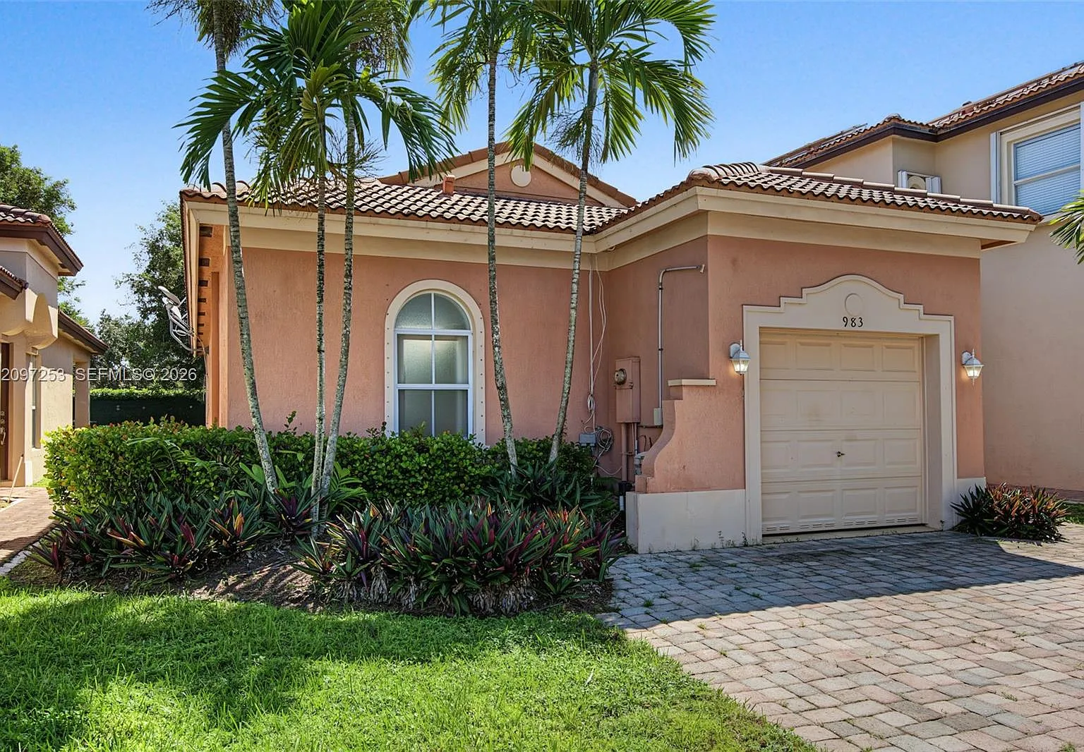 Portofino Pointe — Photo 3