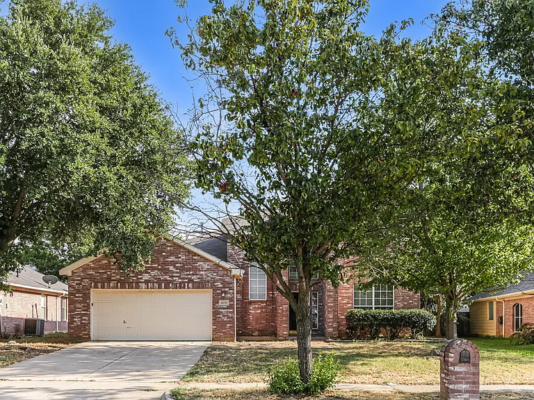 1630 Redwood Dr — Photo 1