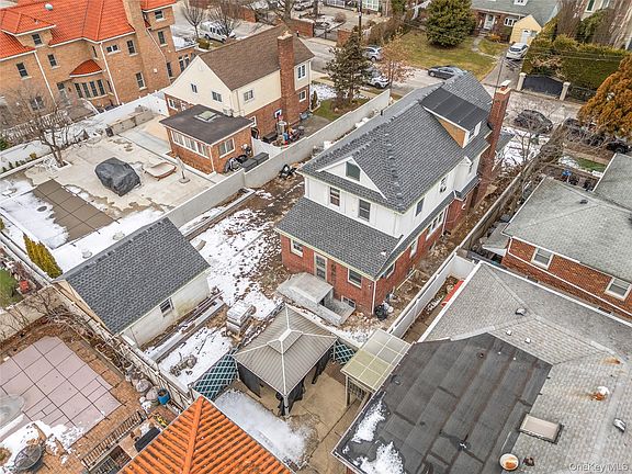 3rd image of 16016 Riverside Drive