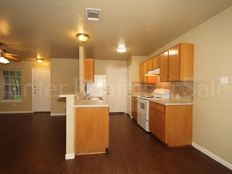 930 Ramblewood St #B — Photo 8