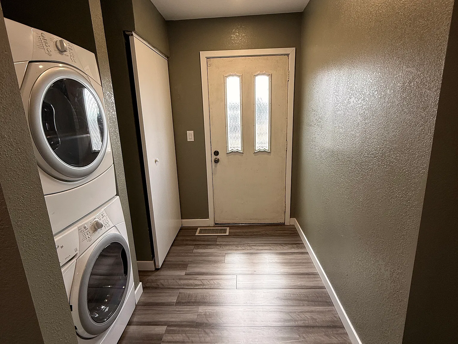 2 bed, 768 sqft, $1,300 — Photo 3