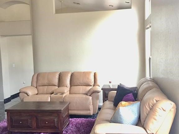 livingroom-1814-N-105th-dr-
