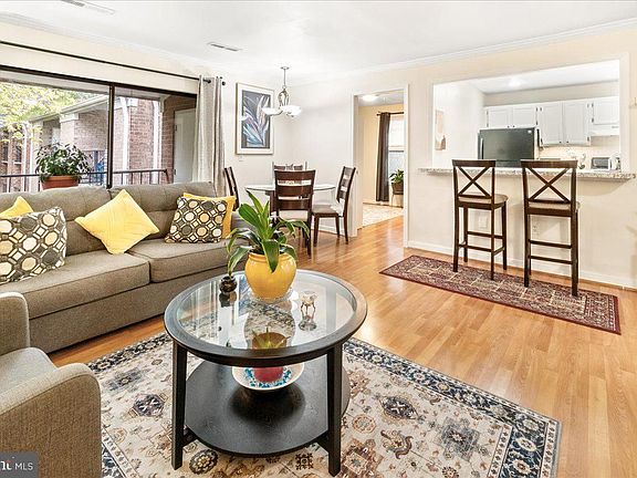 5th image of 884 Quince Orchard Blvd APT 202