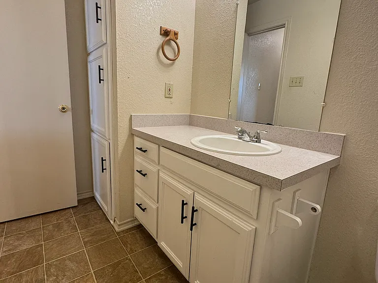 927 W Chestnut St #B — Photo 22