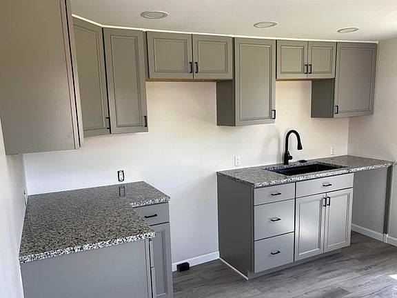 3rd image of 604 W 10th St