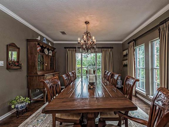 3rd image of 819 Forest Oaks Cir