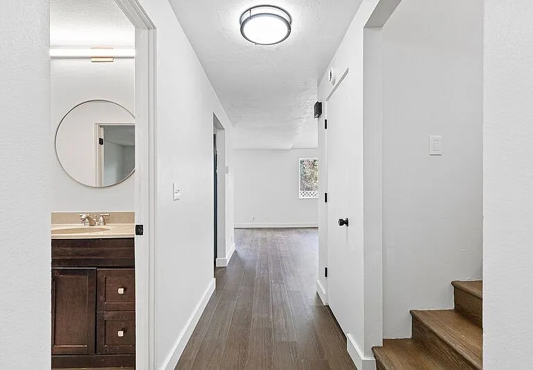2105 Hawkins Ln — Photo 5