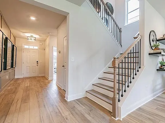 5 bed, 3001 sqft, $3,400 — Photo 2