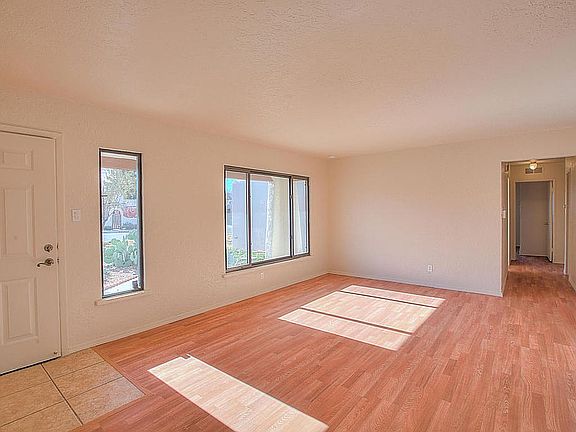 3rd image of 6225 Hannett Ave NE