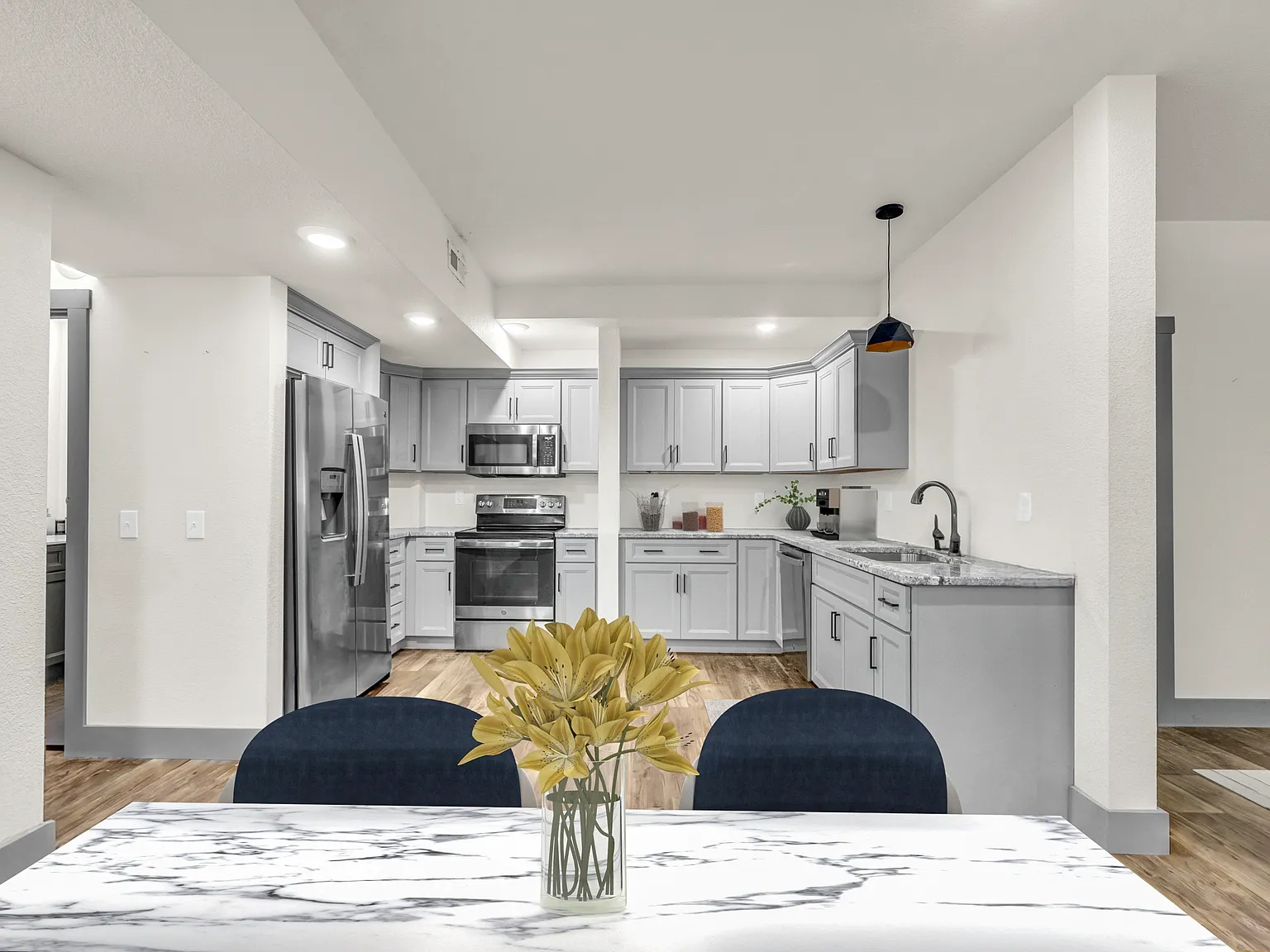 3 bed, 2.5 bath, 1800 sqft, $1,590 — Photo 2