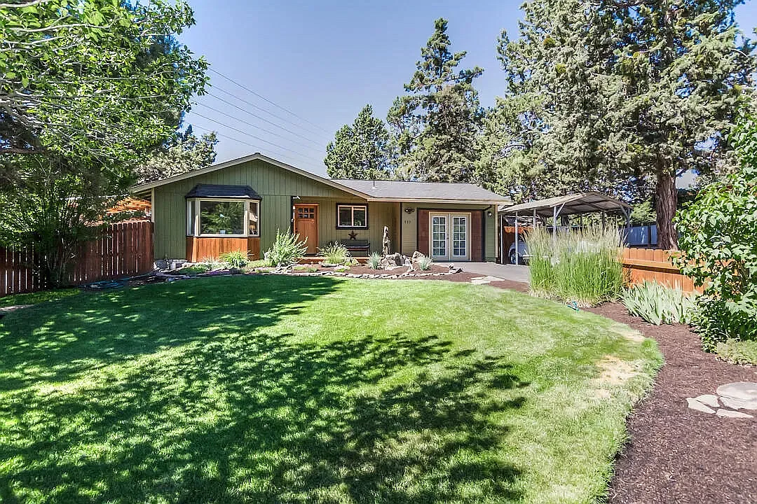 935 SE Douglas St — Photo 1