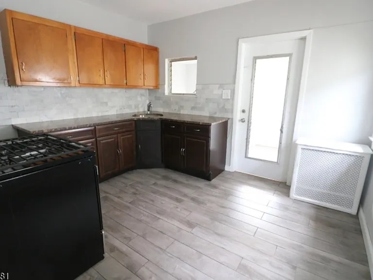 76 Clinton St — Photo 4