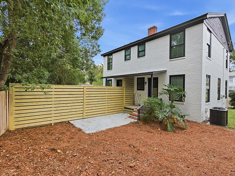 421 E Jennings St — Photo 35