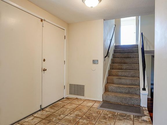5th image of 470 Blakemore Court