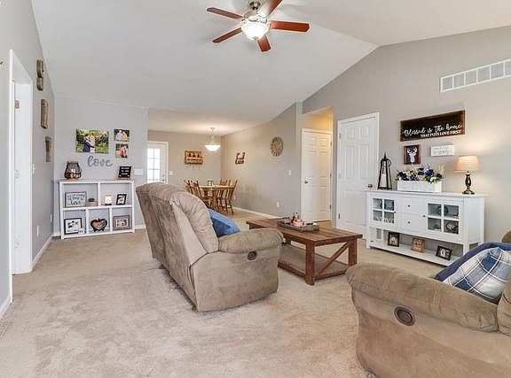 3rd image of 411 Travis Dr
