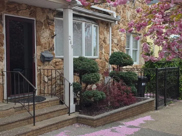 249 Sand Ln, Staten Island, NY 10305