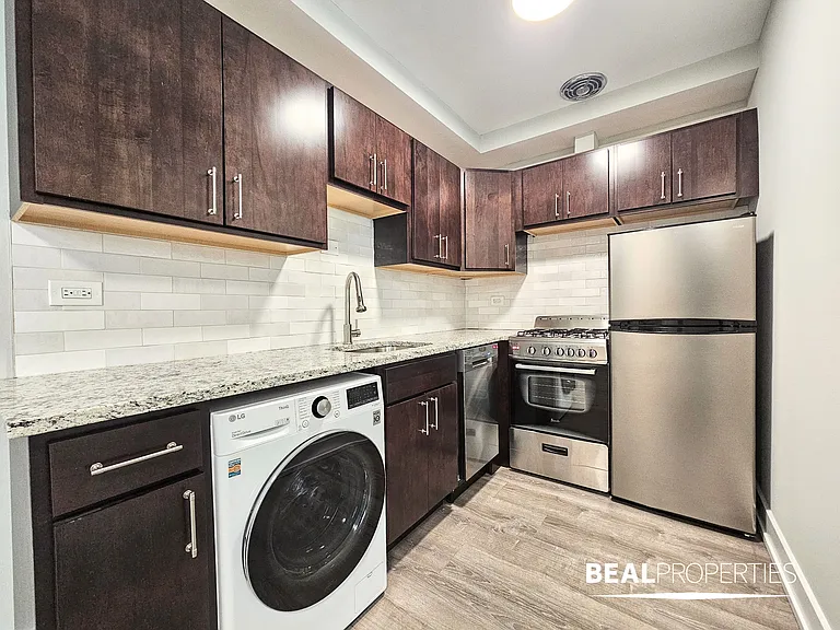 445 W Barry — Photo 99