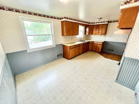 4th image of 36 Danbury Dr
