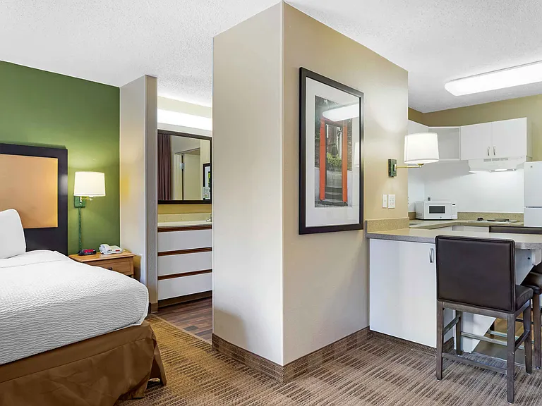 Deluxe Studio - 1 King Bed