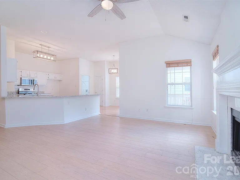 550 Carlisle Dr — Photo 22