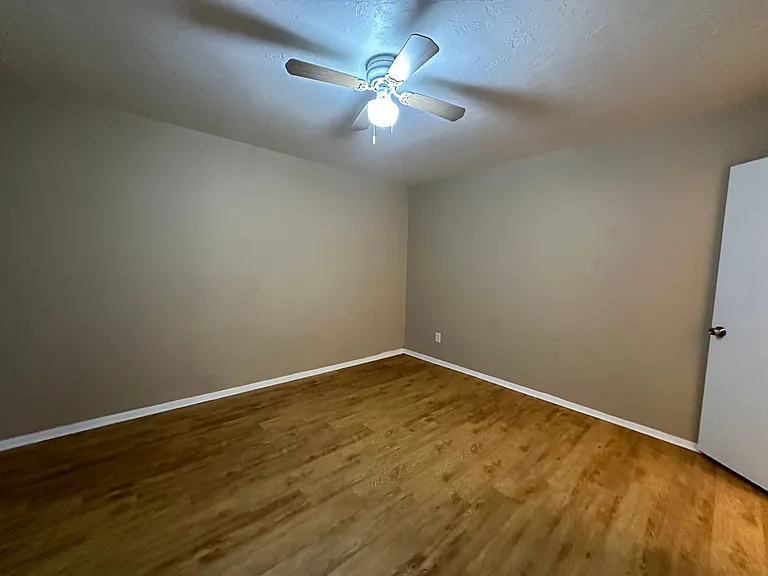 6016 Nw Expy #B — Photo 15