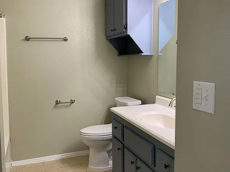 209 W Locust St — Photo 12