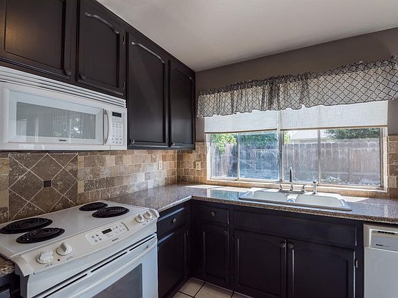 5th image of 267 Kathleen Ave