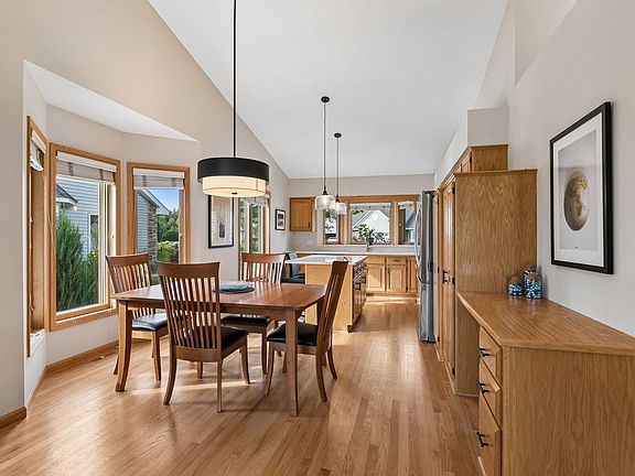 5th image of 1090 Westcliff Curv