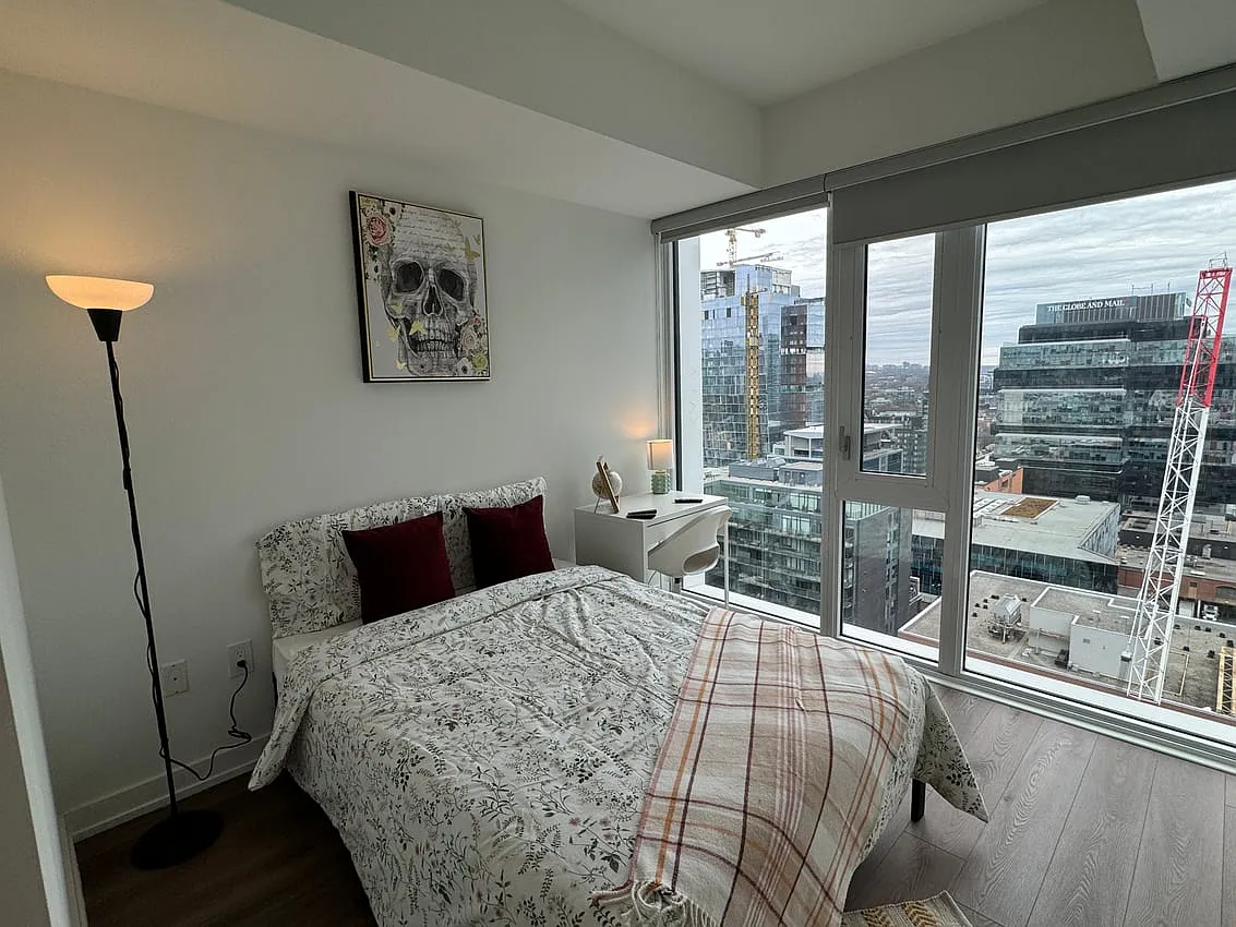 Master Room - Sherbourne St & Front St East — Photo 1