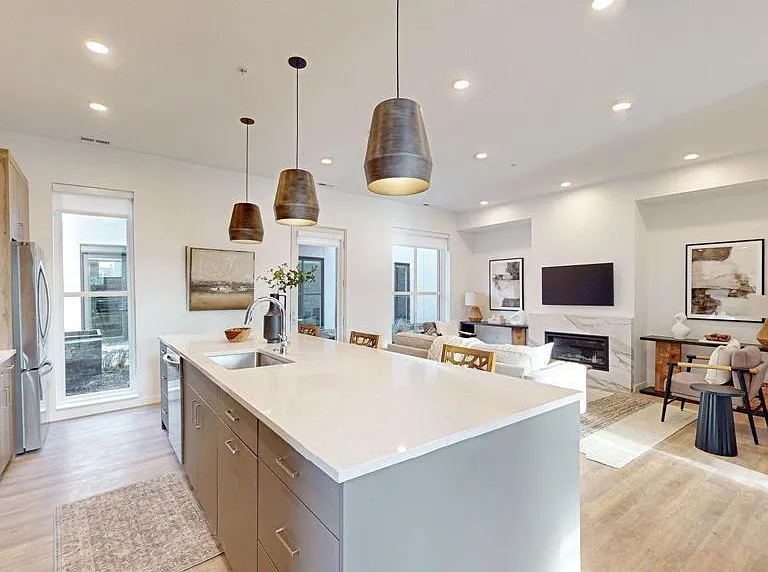 1 West Dr #4 — Photo 1