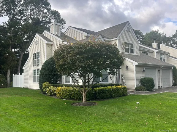 77 Mystic Circle, Bay Shore, NY 11706