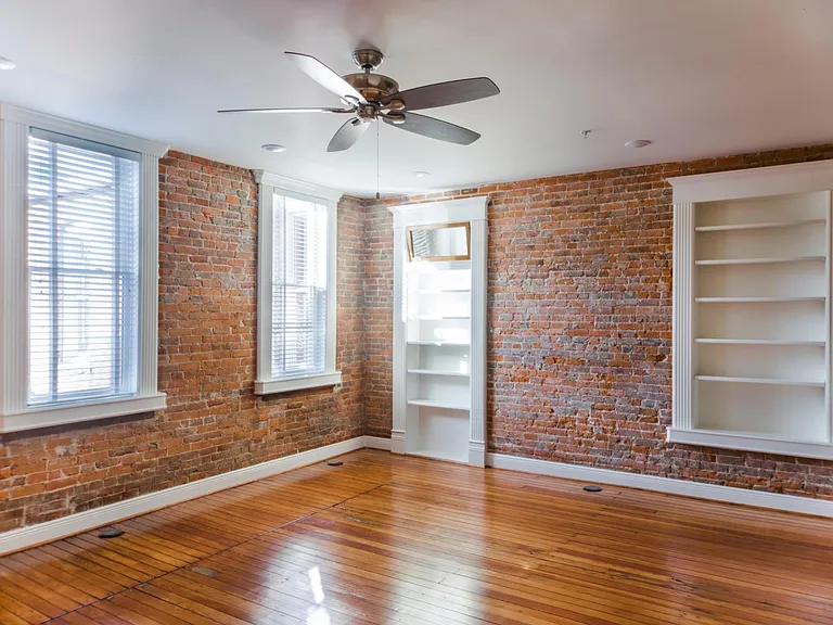 114 E University St — Photo 23