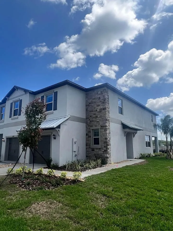 3 bed, 1854 sqft, $2,230 — Photo 2