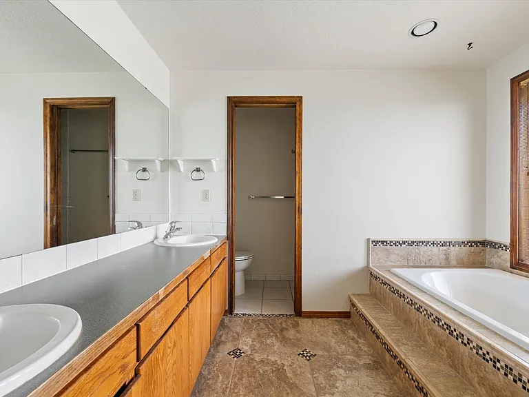 212 Edgewood Dr — Photo 22