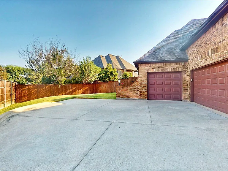 1641 Hidden Bluff Ct — Photo 32