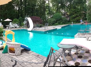 88 Lakeside Dr, Oakdale, NY 11769