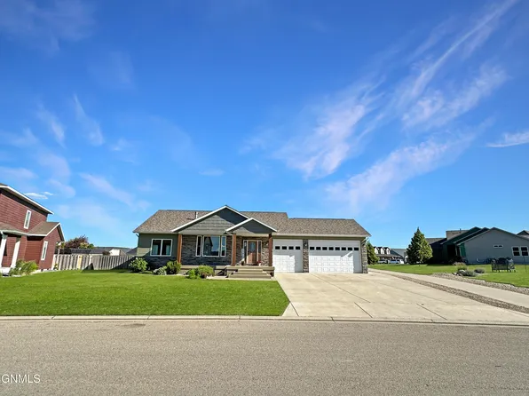 1548 Creekside Dr W, Williston, ND 58801