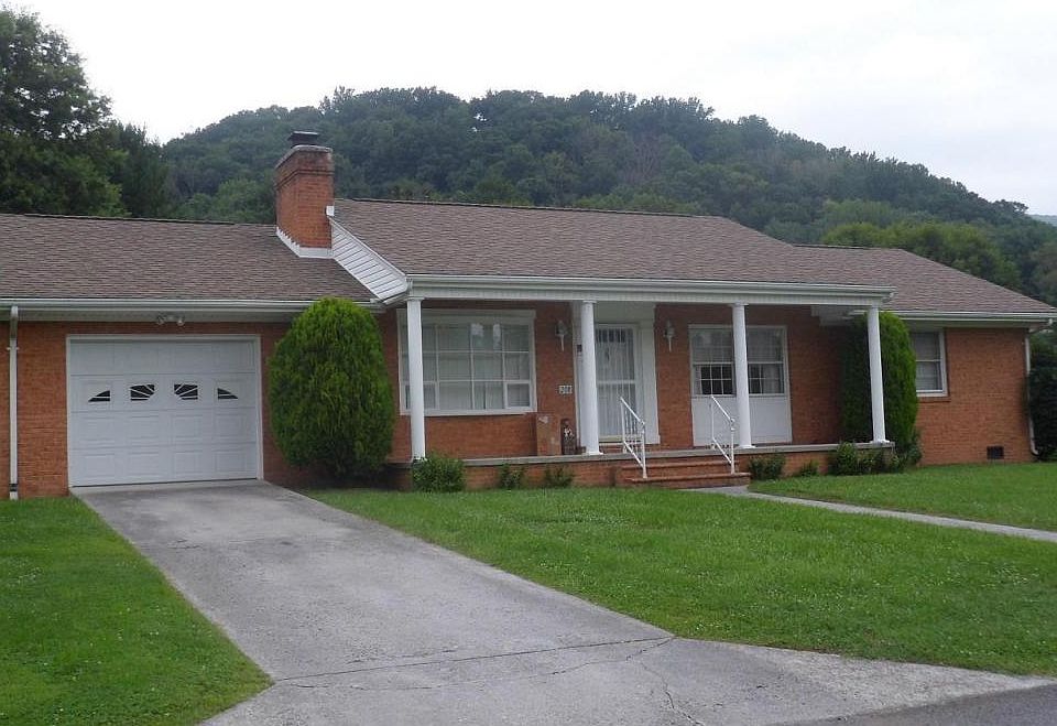 2nd image of 208 Dogwood Ln
