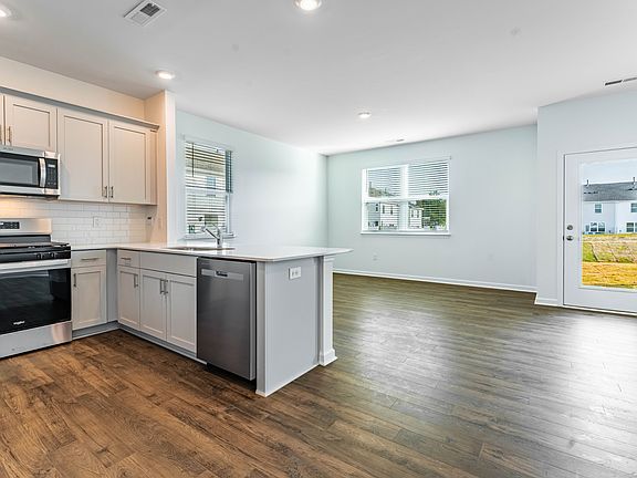 4th image of 370 Freestall Dr #1