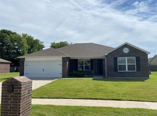 2102 Walnut Hill Ln, Claremore, OK 74019