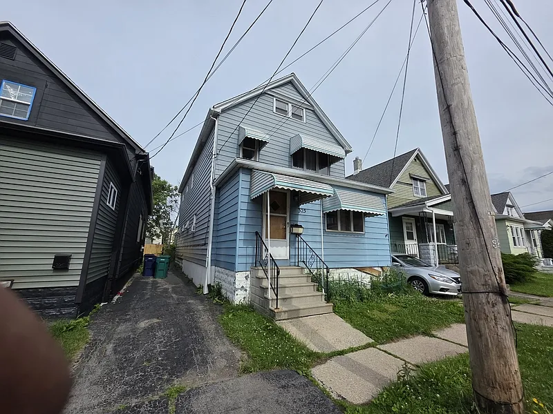 3 bed, 1.0 bath, $1,250 — Photo 2