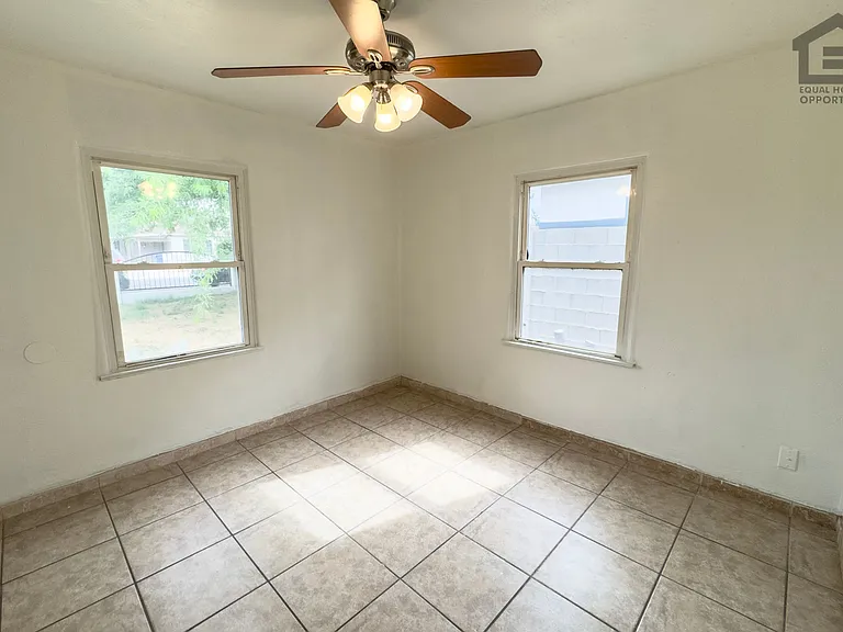 2517 E Culver St — Photo 19