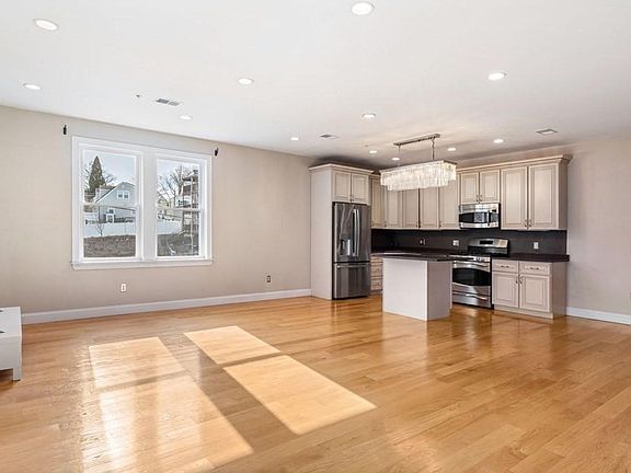 3rd image of 35 Coffey St Unit 4