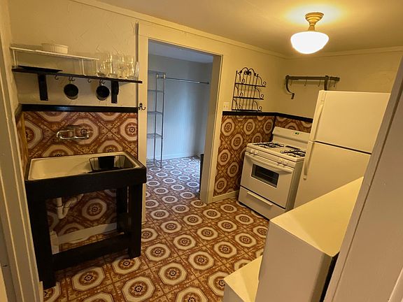 4th image of 1213 Chateau St #1