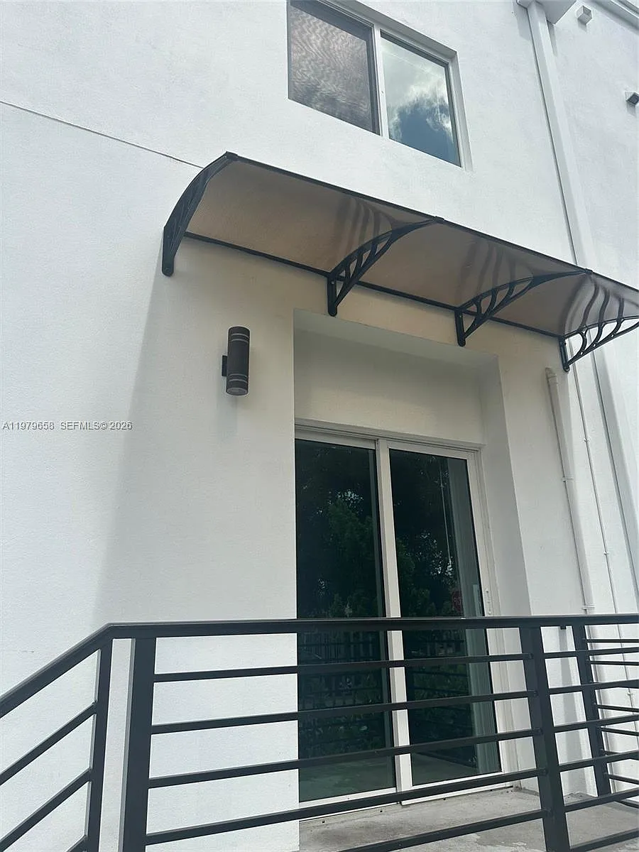 Building Photo - 3300 NW 19th Ave #1-2
